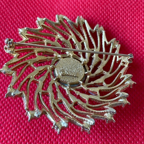 Two costume brooches and one costume ring, size seven. - Picture 4 of 8